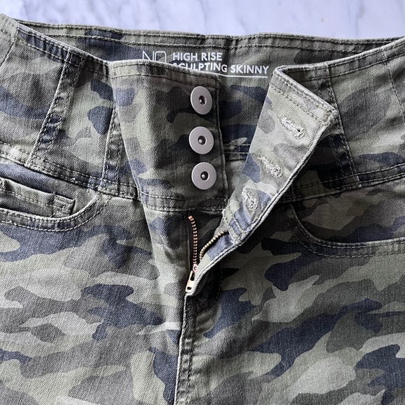 High Rise Camo Sculpting Skinny Jeans - Size 5 - Picture 9 of 14